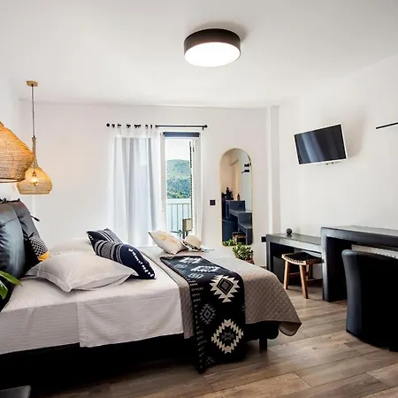 A & B Minimal ιι With Sea View In Apartament