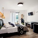 A & B Minimal ιι With Sea View In Apartment