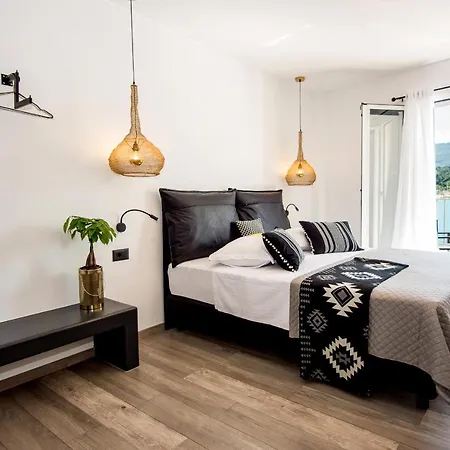 A & B Minimal ιι With Sea View In Appartement Argostóli