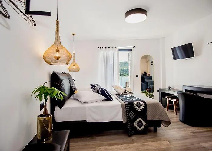 A & B Minimal ιι With Sea View In Apartment