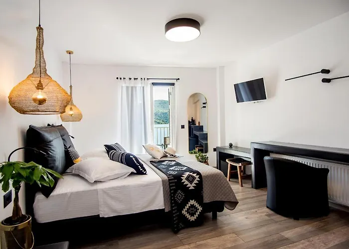 A & B Minimal ιι With Sea View In Apartment