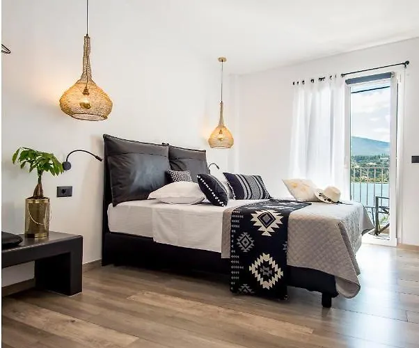 A & B Minimal ιι With Sea View In Apartment *