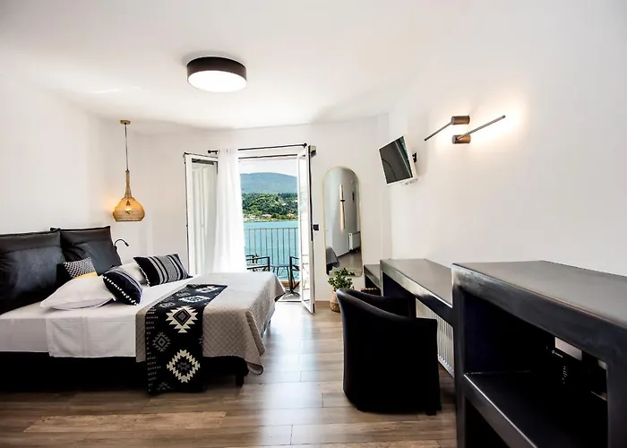 A & B Minimal ιι With Sea View In Apartment *