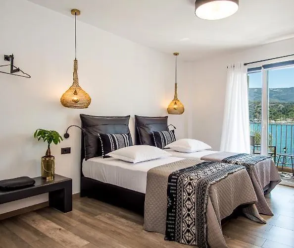 A & B Minimal ιι With Sea View In Apartment *