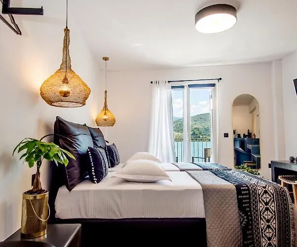 A & B Minimal ιι With Sea View In Apartment