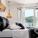 A&b Minimal ιι With Sea View In *